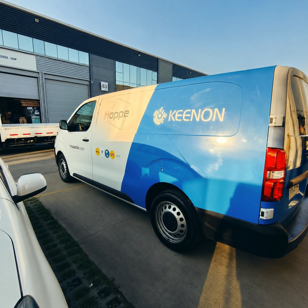 Van Hoppe con robot de reparto KEENON