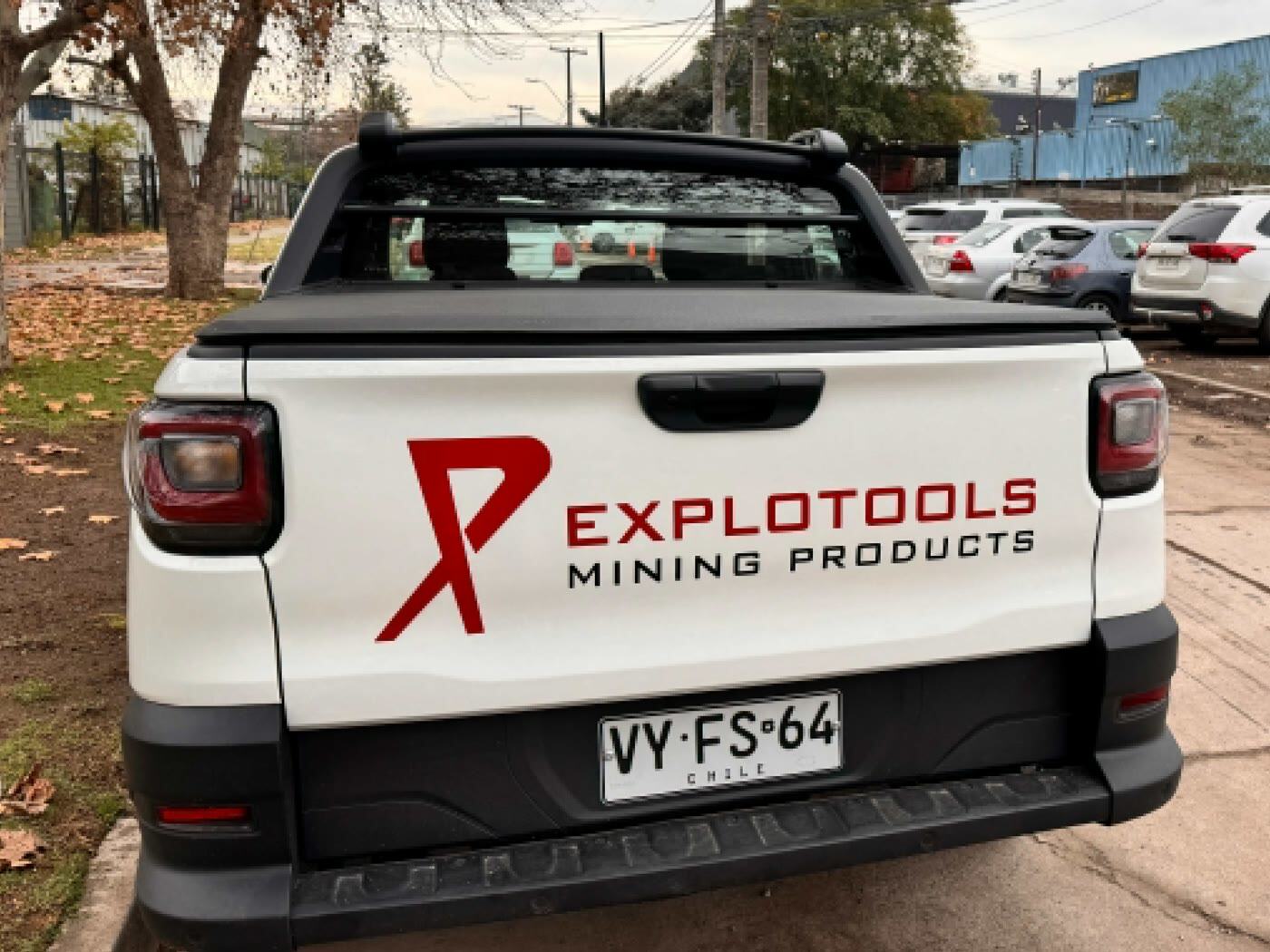 Camioneta RAM rotulada para flota minera