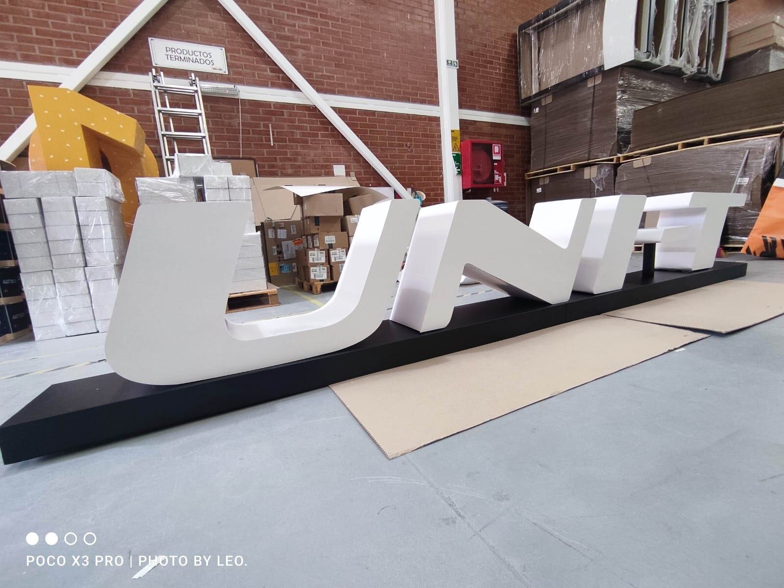 Letras corpóreas gigantes en fabricación en el taller