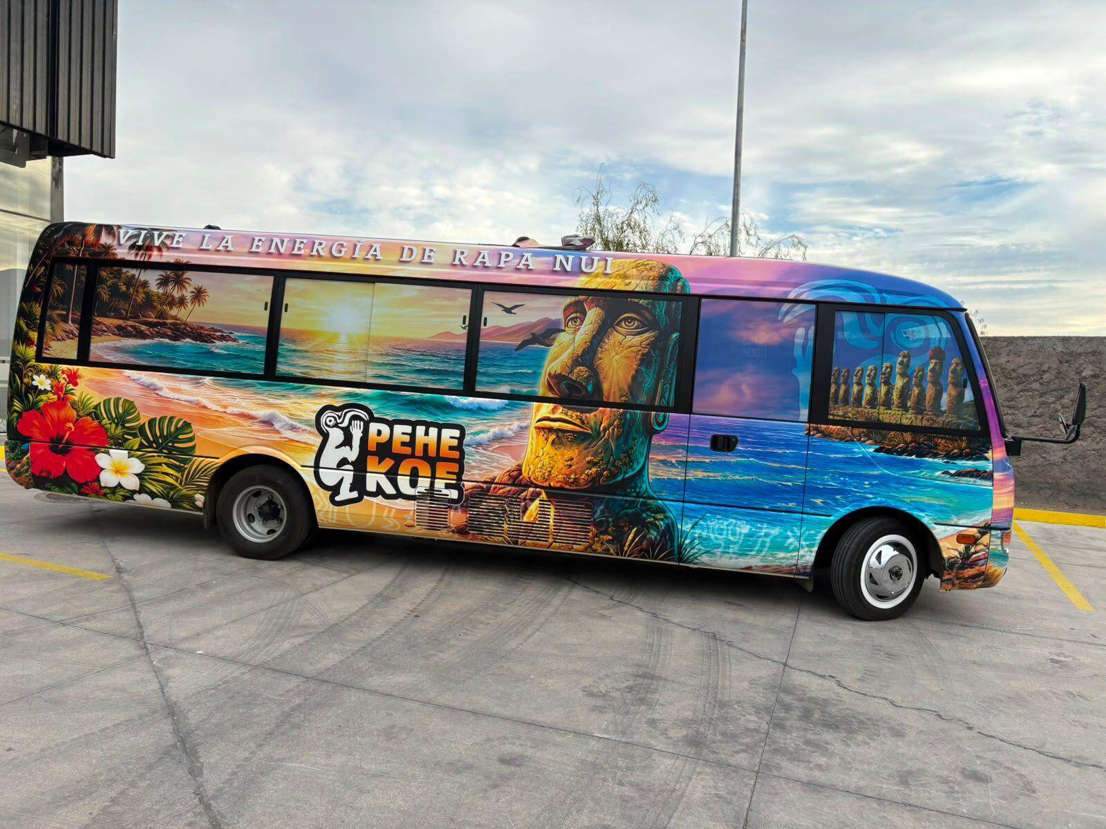 Bus Pehe Koe — full wrap completo con paisaje de Rapa Nui