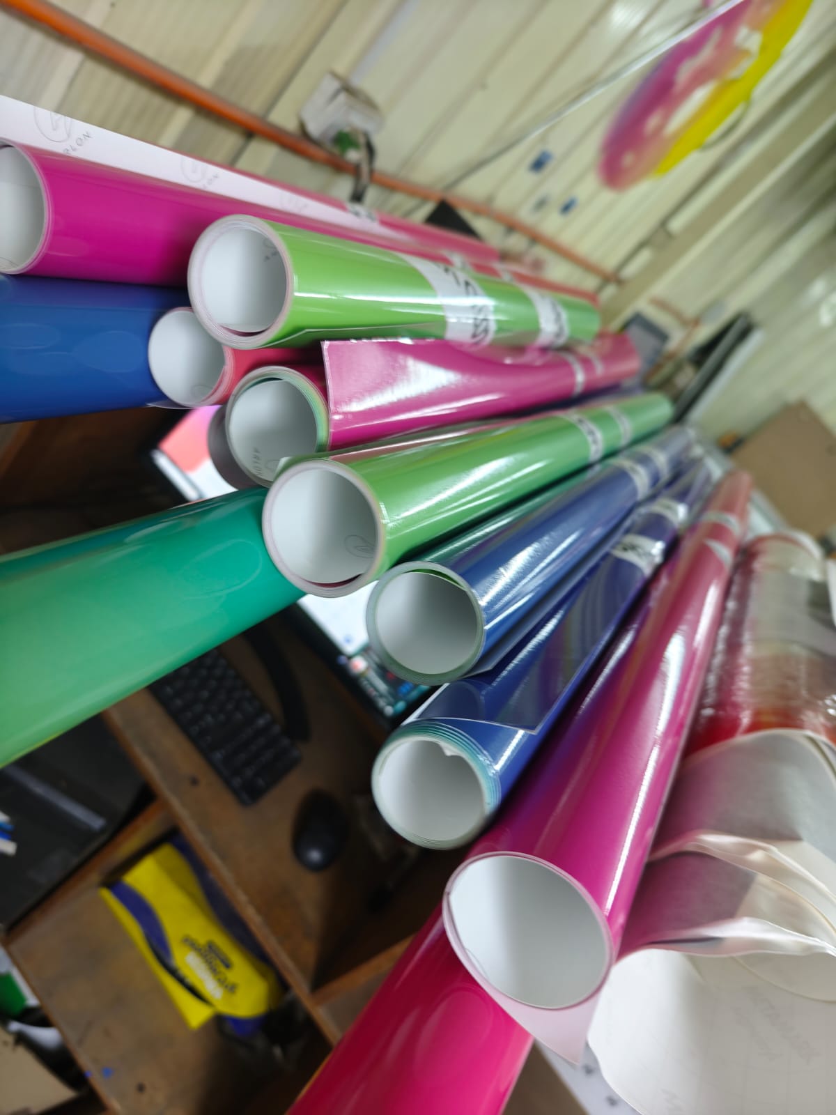 Rollos de vinilo listos para corte e instalación